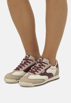 Baskets sportives beige et bordeaux en matériaux mesh et daim. Présentent des lacets, un accent à motif et une semelle texturée.