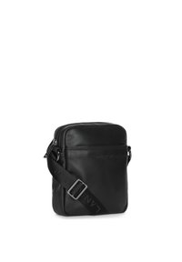 Borsa a tracolla nera in pelle con chiusura a zip, cinturino regolabile e logo impresso. Texture liscia e forma rettangolare.