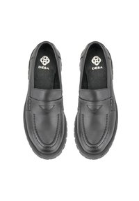 Schwarze Lederloafers mit glatter Oberfläche, kontrastierenden Nähten und strukturiertem Außensohle. Verfügt über einen breiten Riemen und subtile dreieckige Akzente.