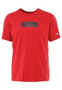 Camiseta de algodón roja con mangas cortas. Presenta un parche de logo rectangular negro con el texto "Champion" en rojo. Diseño clásico de cuello redondo.
