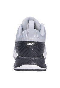 Grå och vit sneaker med en texturerad svart häl, ovandel i mesh, framträdande logotyp och en dragflik för enkel påtagning. Robust gummisula.