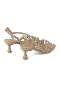 Beige Wildleder-Absatzsandalen mit mehreren geflochtenen Riemen, verziert mit Strasssteinen und einem ausgestellten Absatz. Quadratzehen-Design.
