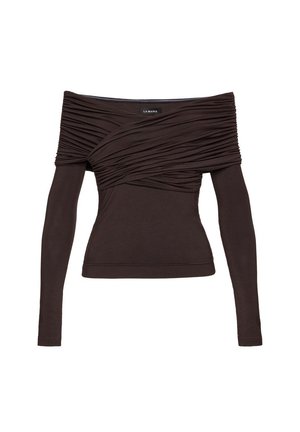 Tmavohnedý top s odhalenými ramenami a dlhými rukávmi, s nariasením na hrudi a okrúhlym výstrihom. Úzky strih s visačkou vo vnútri goliera.