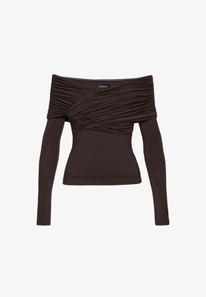 Tmavohnedý top s odhalenými ramenami a dlhými rukávmi, s nariasením na hrudi a okrúhlym výstrihom. Úzky strih s visačkou vo vnútri goliera.