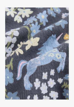 Tessuto decorato con unicorni e fiori azzurri chiari su uno sfondo scuro. Il tessuto presenta una texture ribattuta con colori pastello.