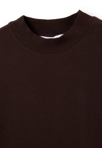 Collare e parte superiore del petto di una maglietta a maniche corte color marrone scuro su uno sfondo bianco, che mostra dettagli di cucitura fine.