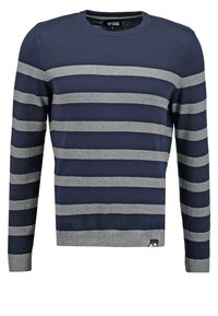 Maglione blu navy con strisce orizzontali grigie. Presenta un collo rotondo, maniche lunghe e una texture a maglia morbida. Piccola etichetta con logo sull'orlo.