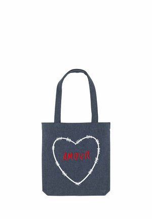 Sac fourre-tout bleu foncé avec de longues poignées, présentant un contour de cœur blanc cousu et le mot "AMOUR" en rouge à l'intérieur du cœur.