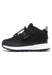 Zapatilla negra con una parte superior de textil y sintético, diseño texturizado, cordones elásticos y una entresuela blanca. Presenta una suela de goma plana.