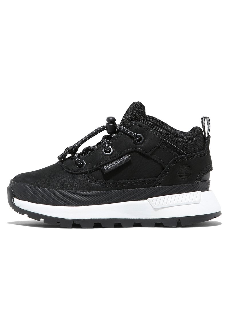 Zapatilla negra con una parte superior de textil y sintético, diseño texturizado, cordones elásticos y una entresuela blanca. Presenta una suela de goma plana.
