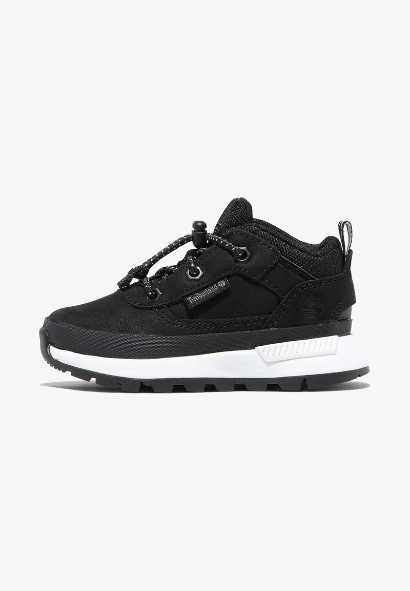 Zapatilla negra con una parte superior de textil y sintético, diseño texturizado, cordones elásticos y una entresuela blanca. Presenta una suela de goma plana.