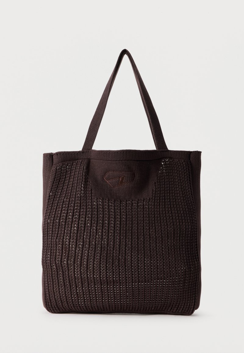 Σκούρο καφέ πλεκτή τσάντα χειρός με δύο λαβές και ανάγλυφο κάθετο σχέδιο ραβδώσεων, απεικονίζεται σε απλό ανοιχτό φόντο.