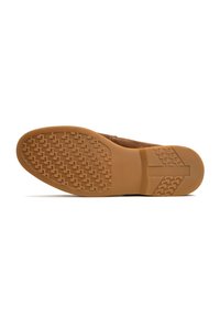 Zapato de exterior con una parte superior marrón y una suela de goma texturizada en tono arena, que presenta un patrón de dibujo para agarre y estabilidad.