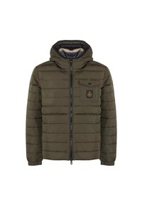 Giacca a vento imbottita verde oliva con cappuccio, chiusura a zip, cuciture visibili e una tasca sul petto con un etichetta del logo. Design leggero e trapuntato.