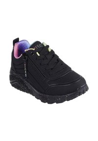 Zapatillas deportivas negras con un diseño robusto, que cuentan con un upper texturizado, un forro interior colorido y una suela moteada para un detalle adicional.