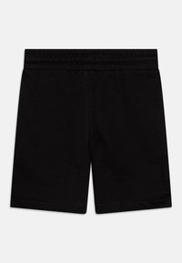 Černé šortky z hladké bavlny s elastickým pasem. Design je jednoduchý, bez vzorů nebo viditelných švů.