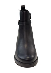 Stivaletto nero realizzato in pelle liscia, con punta arrotondata, tacco basso, cintura decorativa e linguetta sul retro.