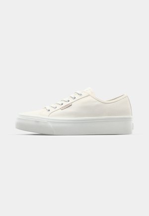 Witte canvas sneakers met een low-top ontwerp, ronde neus en een rubberen zool. Voorzien van zilveren veterogen en een subtiele logo aan de zijkant.