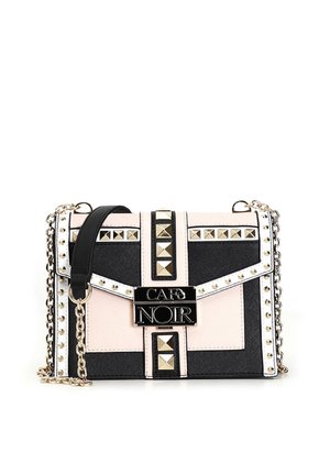 Czarna i różowa torebka z złotymi ćwiekami i paskiem na łańcuszku. Ma prostokątny kształt, teksturowane powierzchnie oraz wyróżniające się logo.