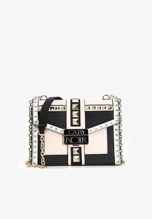 Zwart-roze handtas met gouden studs en een kettingriem. Kenmerkt zich door een rechthoekige vorm, textuurrijke oppervlakken en een opvallend logo.