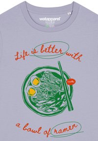 Helle lila Baumwoll-T-Shirt mit einem Grafikdesign einer Nudelschale mit Eiern, grünem Text "Das Leben ist besser mit" und "einer Schüssel Ramen."