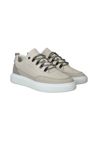 Lichtbeige sneaker met leren bovenwerk, grijze suède accenten, ronde neus en zwarte metalen veterogen. Voorzien van een witte rubberen zool.