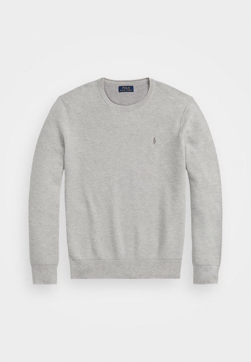 Pull en maille gris clair à col ras du cou, manches longues, avec petit logo Polo Ralph Lauren brodé sur le côté gauche de la poitrine.