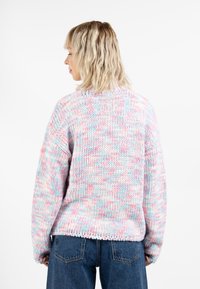 Gestrickter Pullover in sanften Farben mit lockerer Passform, Rundhalsausschnitt, langen Ärmeln und geripptem Saum. Strukturierte, weiche Wolle mit gesprenkeltem Muster.
