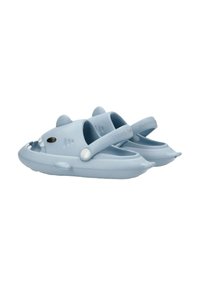 Chanclas de goma azul claro con forma de tiburón, con puntera redondeada, aletas pequeñas y correas ajustables en la parte trasera para mayor soporte.