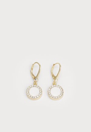 Boucles d'oreilles dorées avec des anneaux circulaires incrustés de petits strass transparents et des fermoirs à levier sur fond blanc.