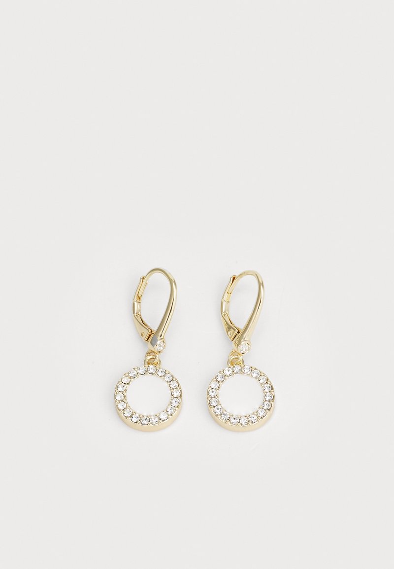 Boucles d'oreilles dorées avec des anneaux circulaires incrustés de petits strass transparents et des fermoirs à levier sur fond blanc.