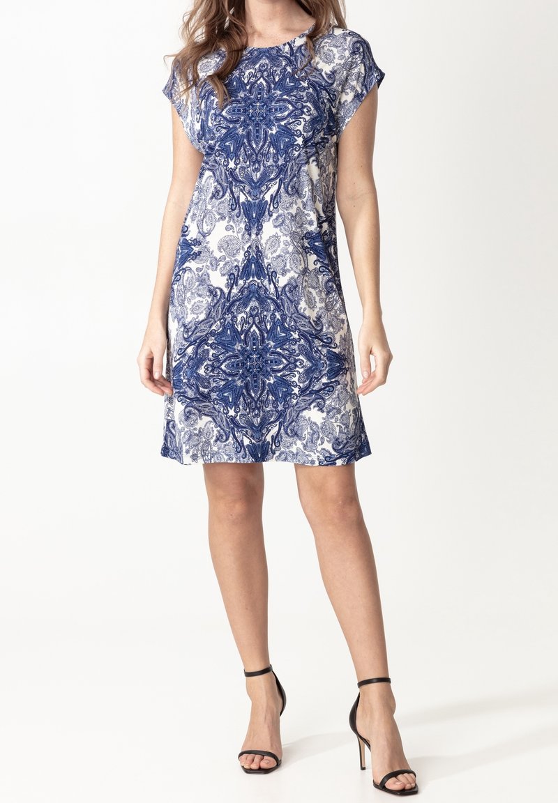 Abito a maniche corte caratterizzato da un intricato motivo paisley blu e bianco. Il tessuto è leggero, con una silhouette ampia e dritta.