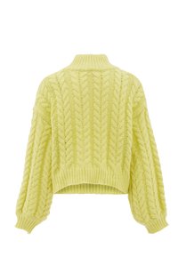 Gestrickter Pullover in Hellgelb mit Zopfmuster, hohem Kragen, überschnittenen Schultern und geripptem Saum. Weiche Textur und lässige Passform.