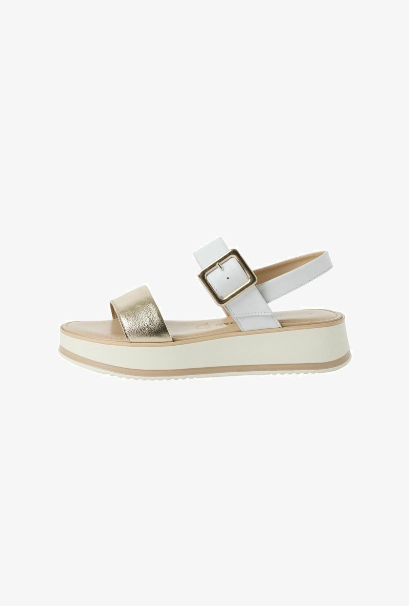 Sandali platform con una cinghia metallica dorata, cinghia alla caviglia in pelle bianca con fibbia e suola in gomma beige con grip testurizzato.
