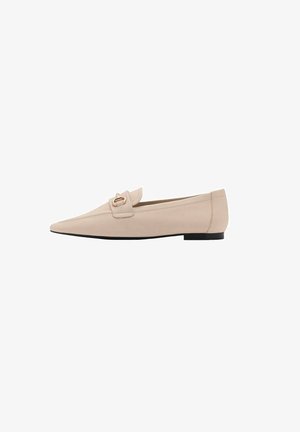 Beige læder loafers med spids tå, der har en dekorativ spænde og flad sort sål. Glat tekstur med minimale syninger.