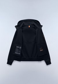 Sort hættejakke lavet af glat stof, med lynlåslukning, inderlommer og en orange detalje ved halsen. Tekstureret foring er synlig.