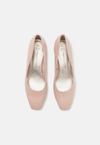 Pantofi cu toc din suede roz pal, cu design cu vârf pătrat, având o branț metalic neted și mărimea 41.