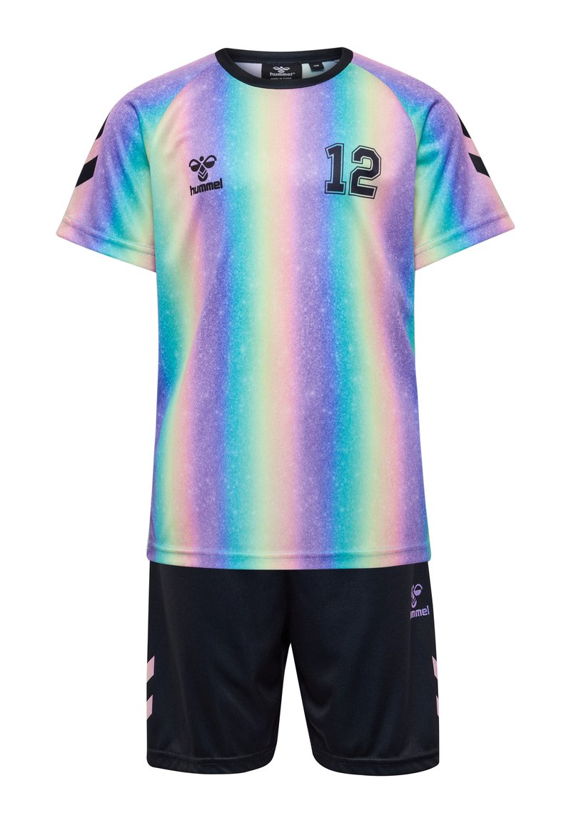 Regnbågstrimmad sporttröja med kort ärm, med nummer 12 och Hummel-logotyp. Svarta shorts med rosa accenter kompletterar outfiten.