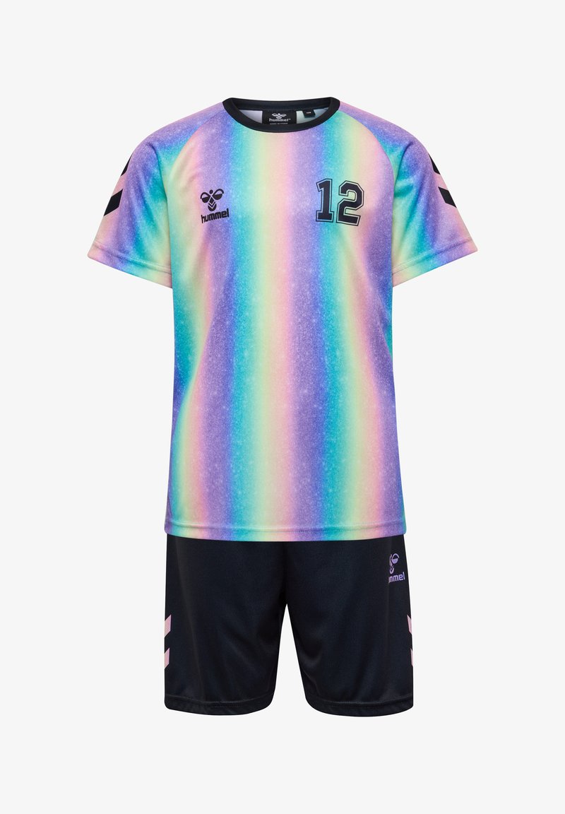 Camiseta deportiva de rayas arcoíris con mangas cortas, que presenta el número 12 y el logo de Hummel. Pantalones cortos negros con detalles en rosa completan el conjunto.