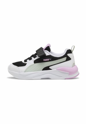 Baskets Puma noires, blanches et roses avec tige en mesh, fermeture à scratch et semelle rembourrée, vues de profil sur fond blanc.