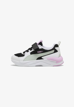 Czarne, białe i różowe sneakersy Puma z siateczkową cholewką, paskiem na rzep i amortyzowaną podeszwą, pokazane z profilu na białym tle.