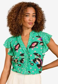 REGULAR FIT - FLUTTER SLEEVE PRINTED V-NECK - Blouse - green animal