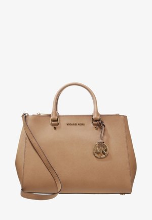 Sac à main Michael Kors tan avec un design structuré, deux poignées supérieures, une bandoulière amovible et un pendentif logo doré. Texture lisse.