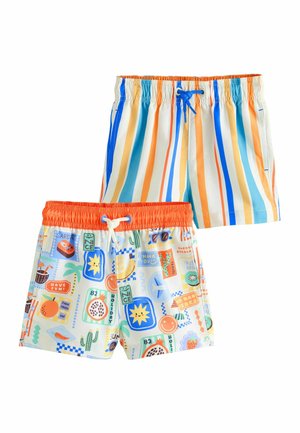 Zwei Kinder-Badehosen, eine mit vertikalen Pastellstreifen und blauem Kordelzug, die andere mit buntem Reise-Icon-Print und orangefarbenem Bund.