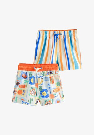 Két pár gyerek úszónadrág, az egyik függőleges pasztell csíkos kék húzózsinórral, a másik színes utazási ikon mintázattal és narancssárga derékpánttal.