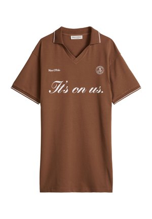 Καφέ κοντομάνικο πόλο μπλουζάκι με λευκό κείμενο "It's on us.", εμπορικό σήμα Marc O'Polo και κυκλικό λογότυπο στο στήθος.