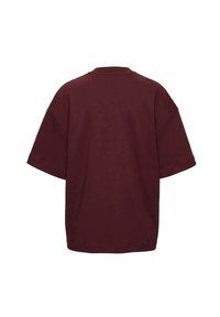 Burgundowa, oversize t-shirt z krótkimi rękawami, okrągłym dekoltem i gładką teksturą. Widok z tyłu pokazuje minimalistyczny design bez ozdób.