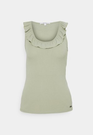 Haut sans manches vert clair côtelé avec encolure dégagée volantée et petite étiquette logo près de l'ourlet sur fond blanc.