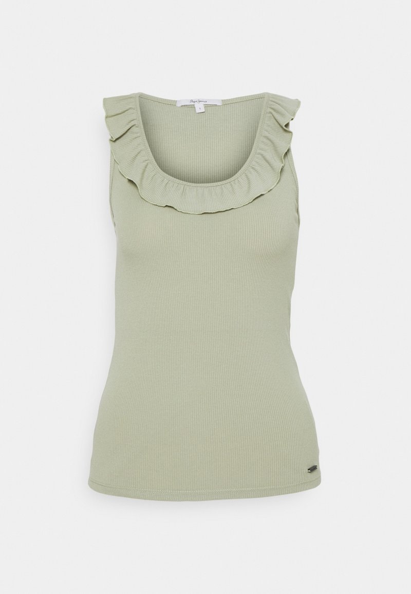Haut sans manches vert clair côtelé avec encolure dégagée volantée et petite étiquette logo près de l'ourlet sur fond blanc.