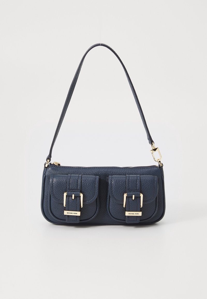 Petit sac à main en cuir bleu marine avec deux poches avant à boucle et une bandoulière simple sur un fond clair.